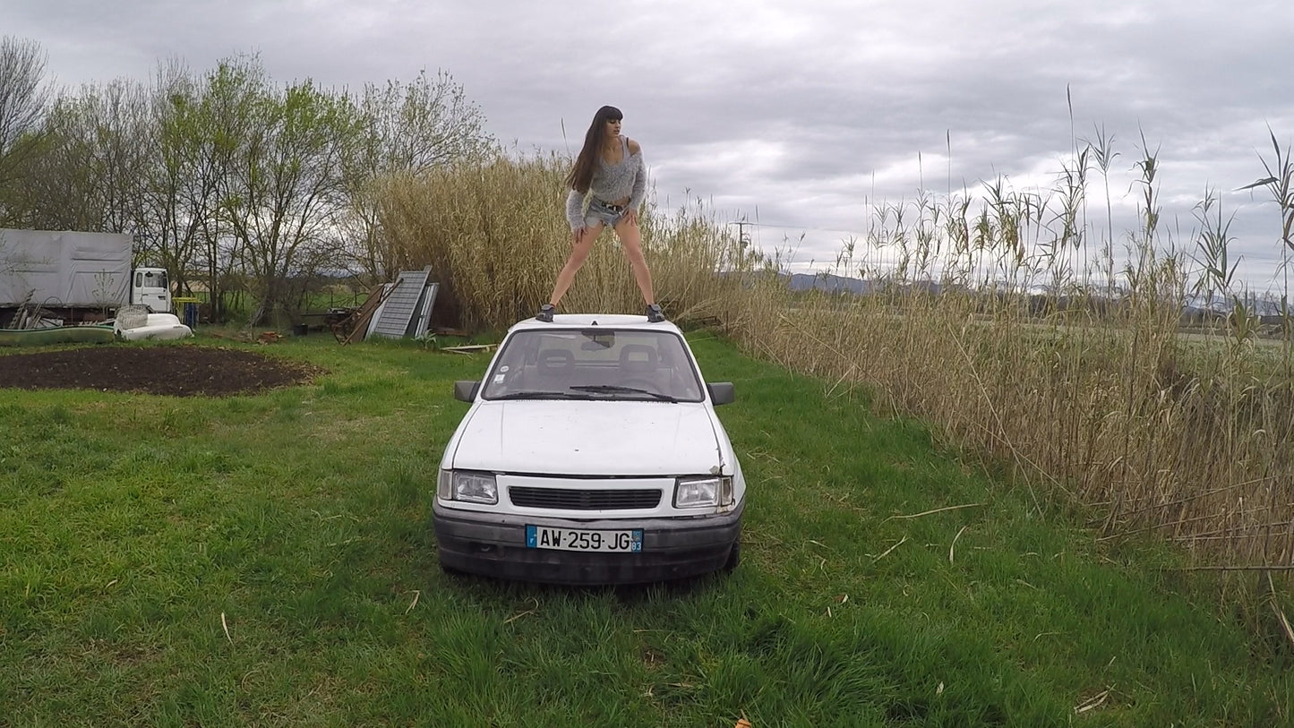 Axelle Vs Opel Corsa - Bouncing and jumping on car