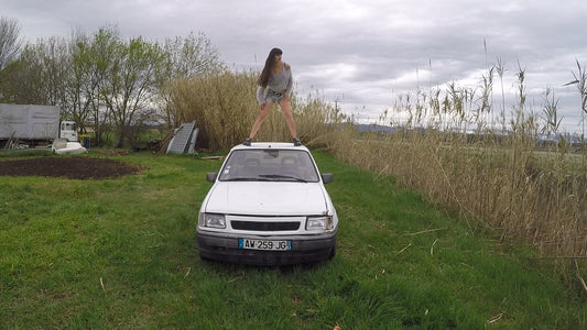 Axelle Vs Opel Corsa - Bouncing and jumping on car